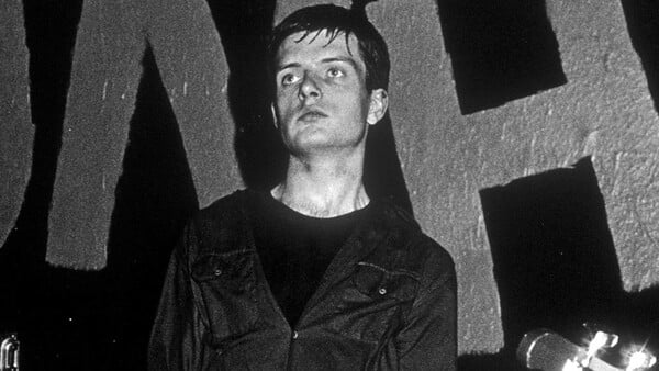 Μια σπάνια συνέντευξη του Ian Curtis, από τις λίγες που έδωσε στη σύντομη διάρκεια της ζωής του