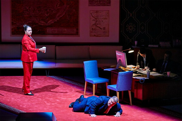 «Ναμπούκο» με τον Δημήτρη Πλατανιά: Πρόβες όπερας σαν κατασκοπικό θρίλερ