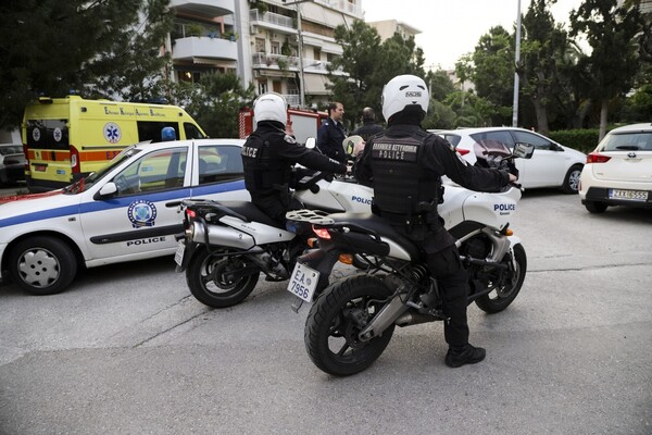 Νέα Σμύρνη: Θρίλερ με τον 35χρονο που κρατούσε όμηρο τον πατέρα του - Έγινε επιχείρηση της αστυνομίας