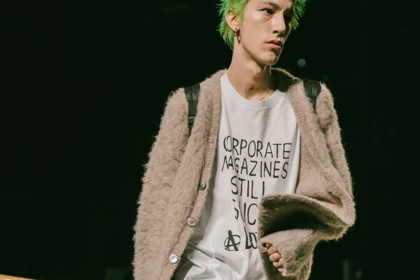 Έξαλλη η Courtney Love με το t-shirt του Kurt Cobain που «έκλεψε» γνωστή φίρμα μόδας