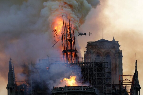 Οι νεραντζιές της Αθήνας, η οδύσσεια των ντελιβεράδων και η πυρκαγιά στη Notre Dame