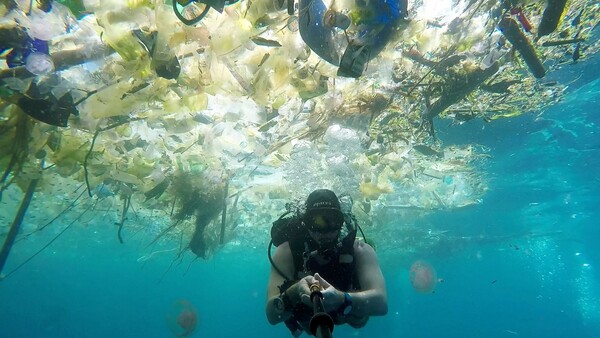 Εκατομμύρια τόνοι πλαστικών πέφτουν κάθε χρόνο στους ωκεανούς