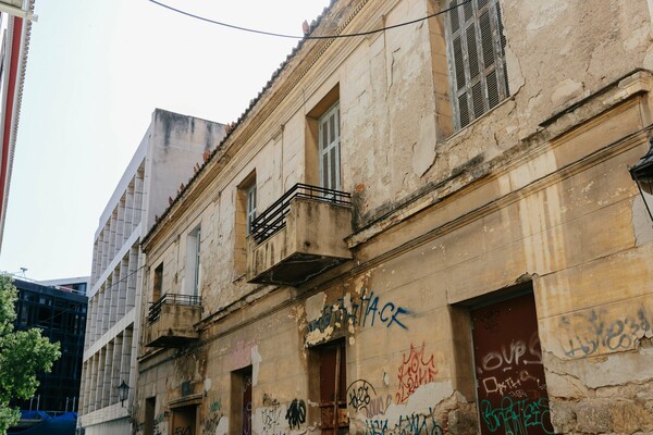 Πέντε ιστορικές κατοικίες της Αθήνας παραδομένες στη φθορά του χρόνου