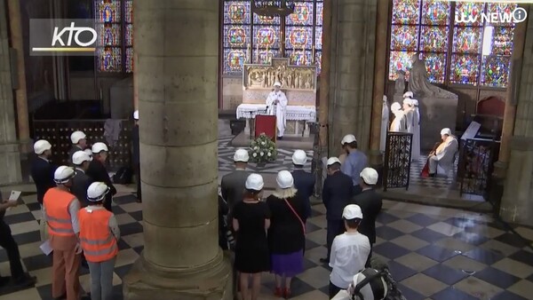 Παναγία των Παρισίων: Με κράνη η πρώτη θεία λειτουργία μετά τη φωτιά