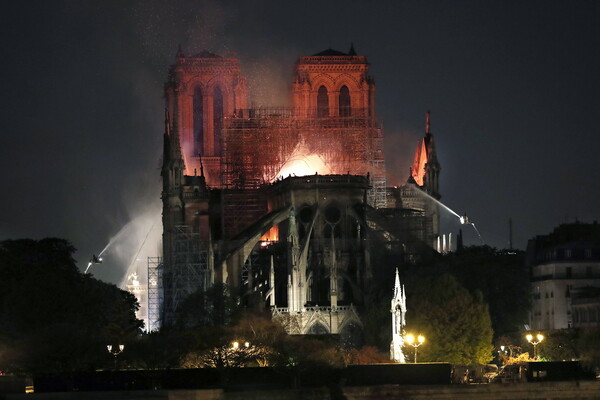 Παναγία των Παρισίων: Γονατιστοί οι Γάλλοι προσεύχονται έξω από τον φλεγόμενο καθεδρικό