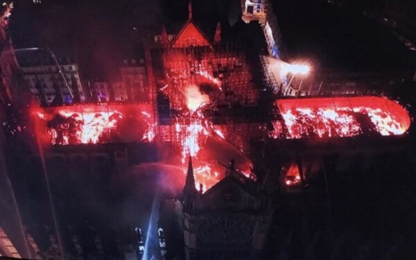Παναγία των Παρισίων: Θα χρειαστούν ώρες για να σβήσει τελείως η φωτιά