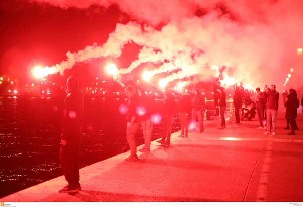 Η Θεσσαλονίκη πήρε φωτιά για τον ΠΑΟΚ - Με πυρσούς οι οπαδοί στον Λευκό Πύργο