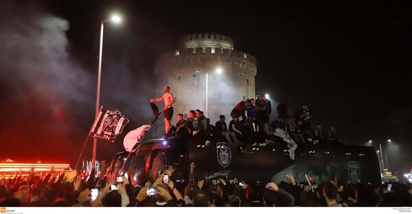 ΠΑΟΚ: Γλέντι με συνθήματα, πυρσούς και πυροτεχνήματα στον Λευκό Πύργο για τον Κυπελλούχο Ελλάδος