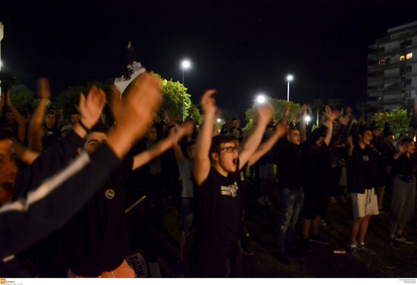 ΠΑΟΚ: Γλέντι με συνθήματα, πυρσούς και πυροτεχνήματα στον Λευκό Πύργο για τον Κυπελλούχο Ελλάδος