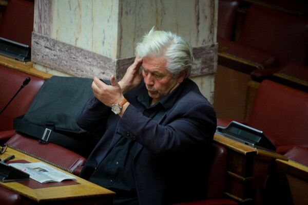 O Παπαχριστόπουλος στη Βουλή λίγο πριν τη διαγραφή του...