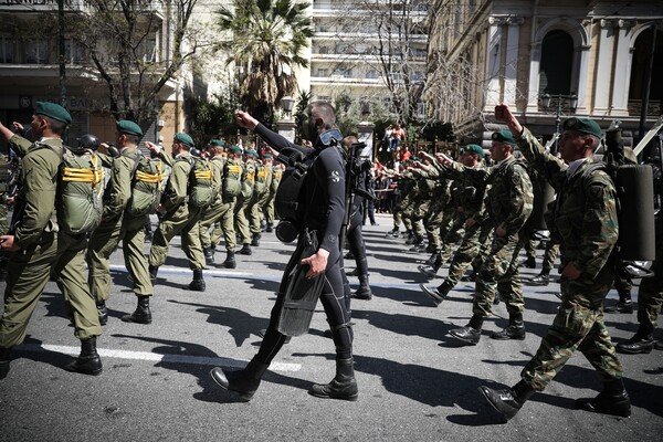 25η Μαρτίου: Φωτογραφίες από τη μεγάλη στρατιωτική παρέλαση της Αθήνας