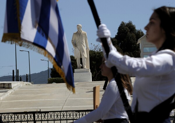 Μαθητική παρέλαση: Προσαγωγές και δρακόντεια μέτρα ασφαλείας στο Σύνταγμα