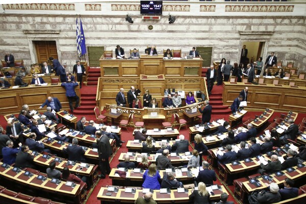 Βουλή: Πέρασαν οι προτάσεις για τη Συνταγματική Αναθεώρηση