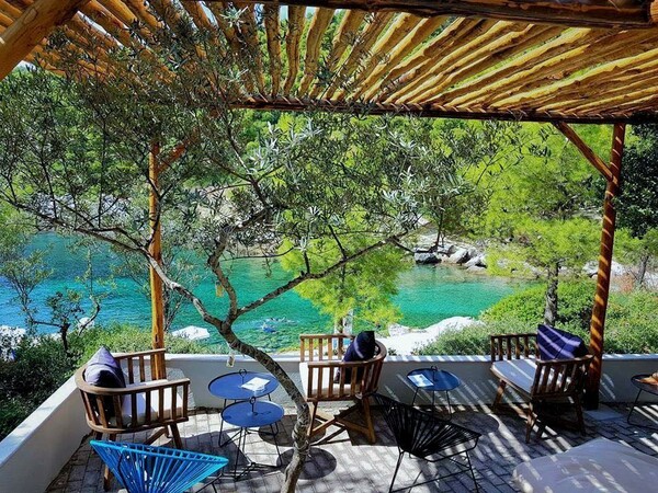 Porto Valitsa: Το «γαλατικό» ξενοδοχείο της Χαλκιδικής γίνεται 25 χρονών