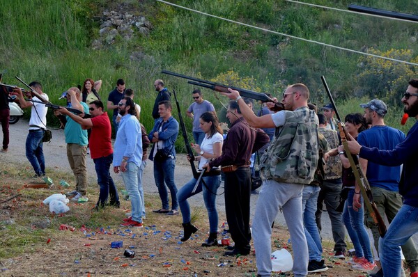 Σε αυτό το ελληνικό χωριό μαζεύονται και πυροβολούν τον Ιούδα