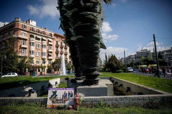 Λουλούδια στον Δρομέα κατέθεσε η ΠΟΕΔΗΝ