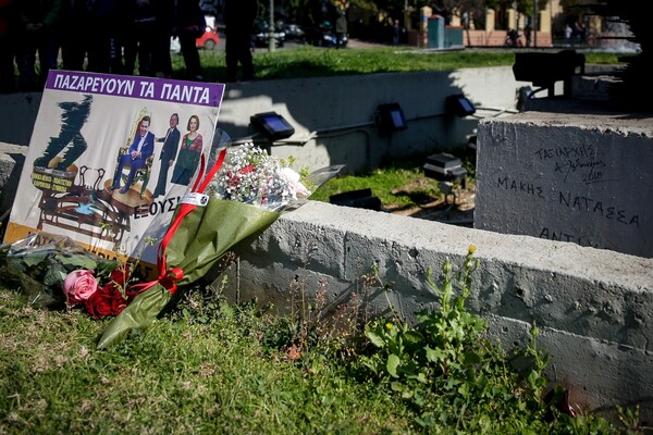 Λουλούδια στον Δρομέα κατέθεσε η ΠΟΕΔΗΝ