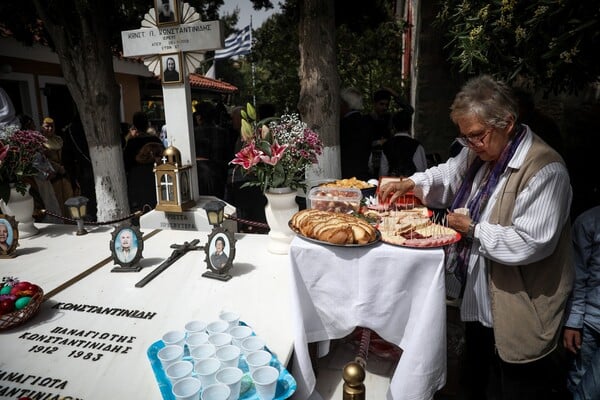 Ταφικό έθιμο: Οι Πόντιοι στα Σούρμενα τρώνε πάνω από τους τάφους των νεκρών τους