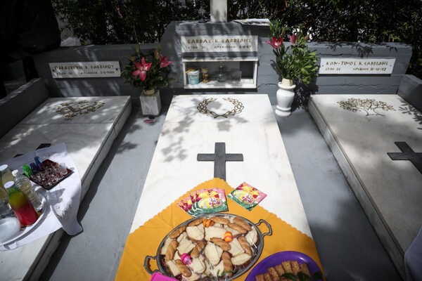 Ταφικό έθιμο: Οι Πόντιοι στα Σούρμενα τρώνε πάνω από τους τάφους των νεκρών τους
