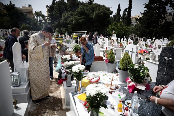 Ταφικό έθιμο: Οι Πόντιοι στα Σούρμενα τρώνε πάνω από τους τάφους των νεκρών τους