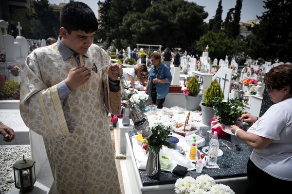 Ταφικό έθιμο: Οι Πόντιοι στα Σούρμενα τρώνε πάνω από τους τάφους των νεκρών τους