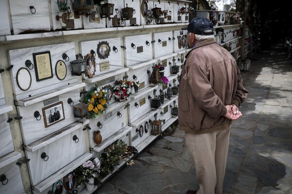 Ταφικό έθιμο: Οι Πόντιοι στα Σούρμενα τρώνε πάνω από τους τάφους των νεκρών τους