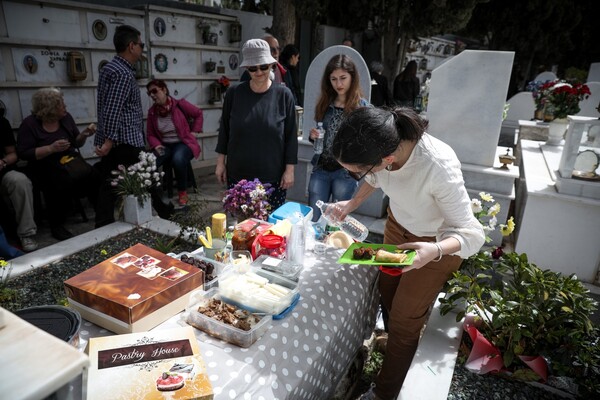 Ταφικό έθιμο: Οι Πόντιοι στα Σούρμενα τρώνε πάνω από τους τάφους των νεκρών τους