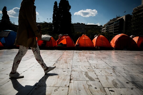 Πρόσφυγες και μετανάστες κατασκήνωσαν στην πλατεία Συντάγματος