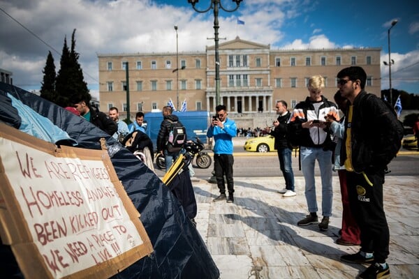 Πρόσφυγες και μετανάστες κατασκήνωσαν στην πλατεία Συντάγματος