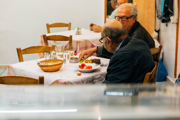 Τρία κρυμμένα μέρη της Αθήνας με απρόσμενα καλό και φθηνό φαγητό