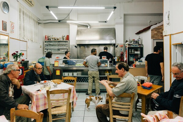 Τρία κρυμμένα μέρη της Αθήνας με απρόσμενα καλό και φθηνό φαγητό