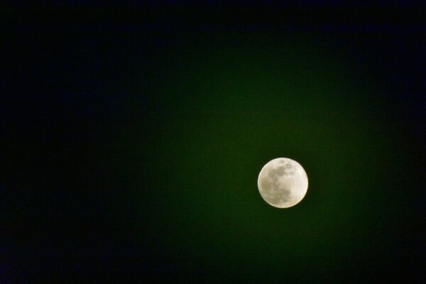 Η «ροζ» Σελήνη ανέτειλε και ταξιδεύει στον νυχτερινό ουρανό