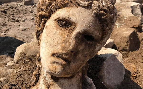 Ανακαλύφθηκε στη Ρώμη μαρμάρινη κεφαλή του θεού Διόνυσου ηλικίας 2.000 ετών