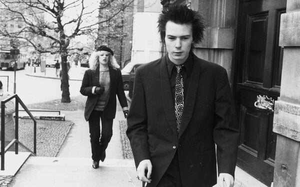 Sid & Nancy: 40 χρόνια μετά τον θάνατο του Sid Vicious, το μυστήριο παραμένει γύρω από το τραγικό ζεύγος του πανκ