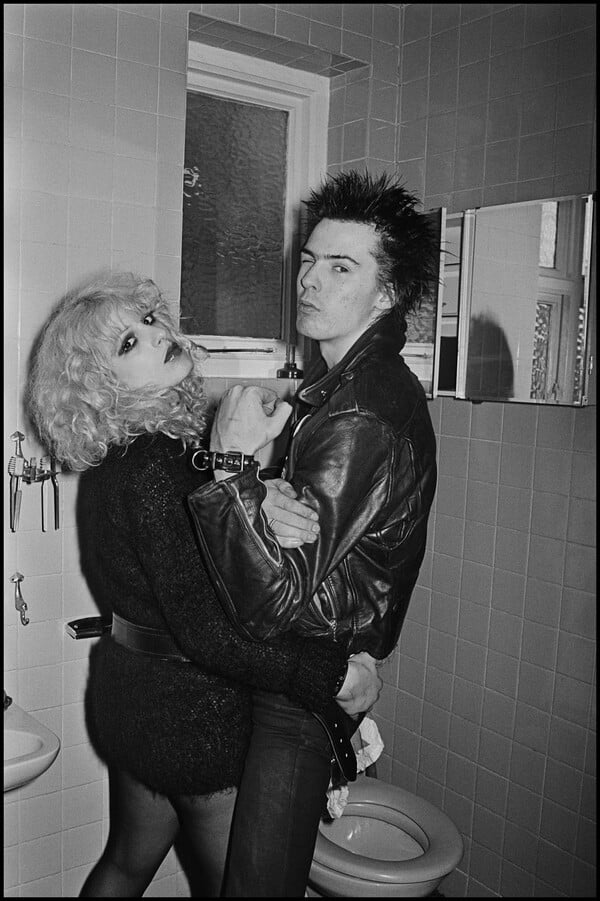 Sid & Nancy: 40 χρόνια μετά τον θάνατο του Sid Vicious, το μυστήριο παραμένει γύρω από το τραγικό ζεύγος του πανκ