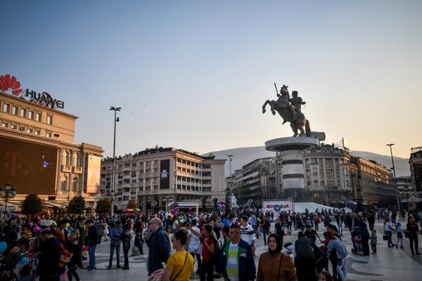 Τι θα γίνει με τα αγάλματα στα Σκόπια - Ο Τσίπρας το ξεκαθάρισε πριν λίγο