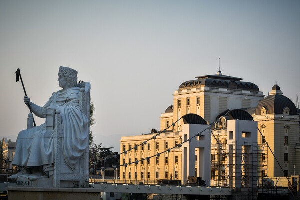 Τι θα γίνει με τα αγάλματα στα Σκόπια - Ο Τσίπρας το ξεκαθάρισε πριν λίγο