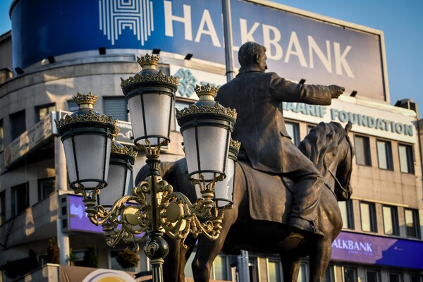 Τι θα γίνει με τα αγάλματα στα Σκόπια - Ο Τσίπρας το ξεκαθάρισε πριν λίγο