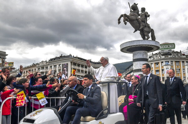 Στα Σκόπια ο Πάπας Φραγκίσκος - Ο πρώτος ποντίφικας που επισκέπτεται τη Βόρεια Μακεδονία