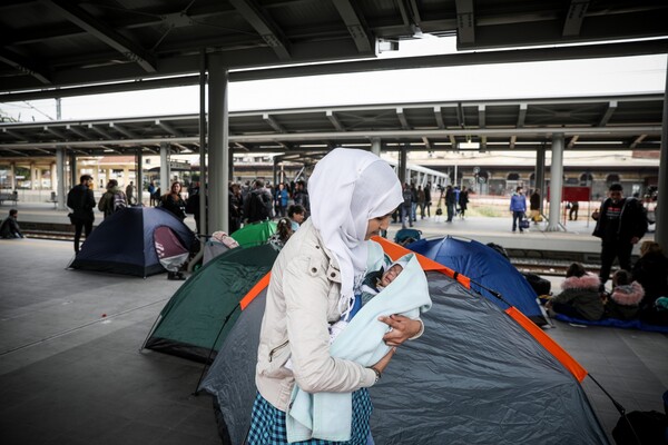Σταθμός Λαρίσης: Αποχώρησαν και οι τελευταίοι πρόσφυγες