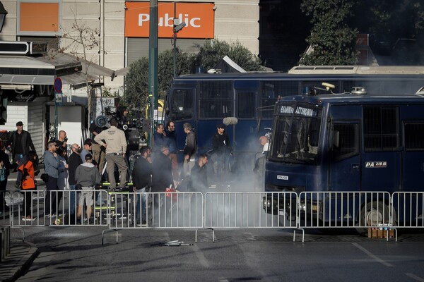 Πεδίο μάχης το Σύνταγμα για τα γυρίσματα της ταινίας «Βorn to be murdered» - Oι πρώτες φωτογραφίες και βίντεο