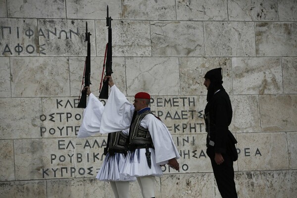 Συγκίνηση στο Σύνταγμα από την επιβλητική αλλαγή φρουράς με Πόντιους Εύζωνες