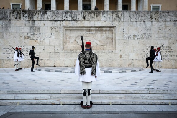 Συγκίνηση στο Σύνταγμα από την επιβλητική αλλαγή φρουράς με Πόντιους Εύζωνες