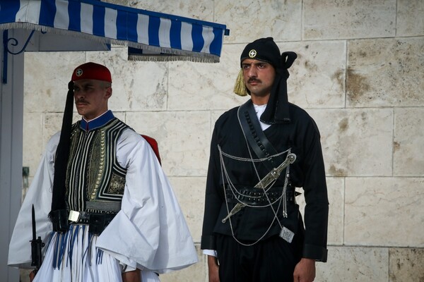 Συγκίνηση στο Σύνταγμα από την επιβλητική αλλαγή φρουράς με Πόντιους Εύζωνες