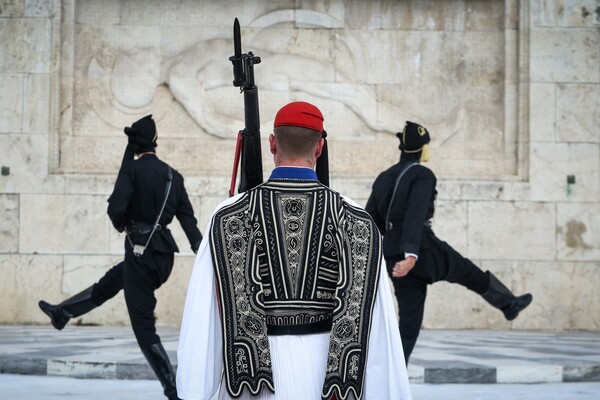 Συγκίνηση στο Σύνταγμα από την επιβλητική αλλαγή φρουράς με Πόντιους Εύζωνες