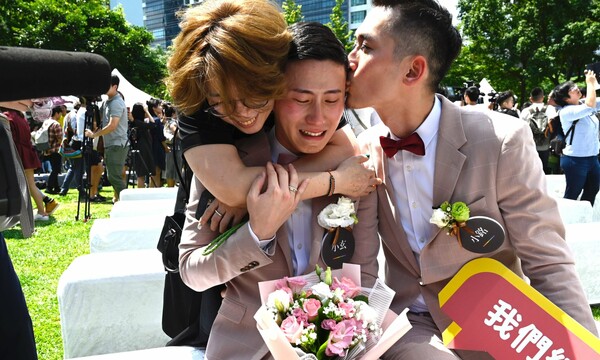 Ιστορική στιγμή οι πρώτοι γάμοι ομόφυλων ζευγαριών στην Ταϊβάν - Εκατοντάδες ζευγάρια παντρεύονται