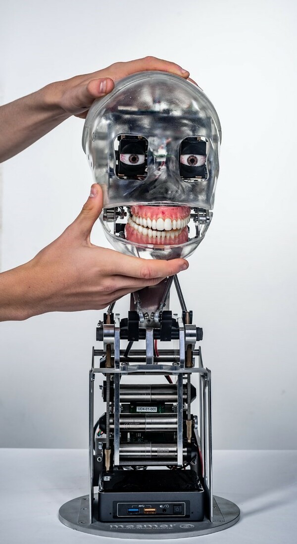 Ai-Da: Το πρώτο ρομπότ - καλλιτέχνης με τεχνητή νοημοσύνη ετοιμάζει δική του έκθεση