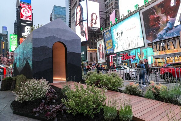 TINY HOUSE: Μία εγκατάσταση στην Times Square της Νέας Υόρκης προειδοποιεί για την κλιματική αλλαγή