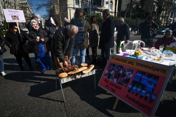 Ψησταριές έξω από τη Βουλή έστησαν οι καθαρίστριες στο Δρομοκαΐτειο