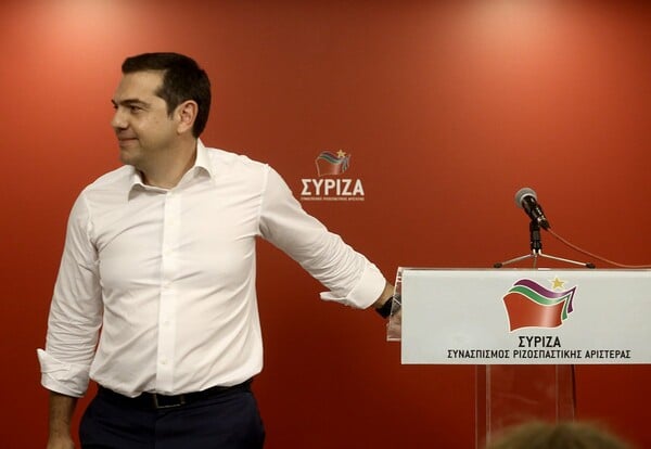 Η στιγμή που ο Τσίπρας ανακοίνωσε πρόωρες εκλογές - Θλίψη στην Κουμουνδούρου και στο Σύνταγμα